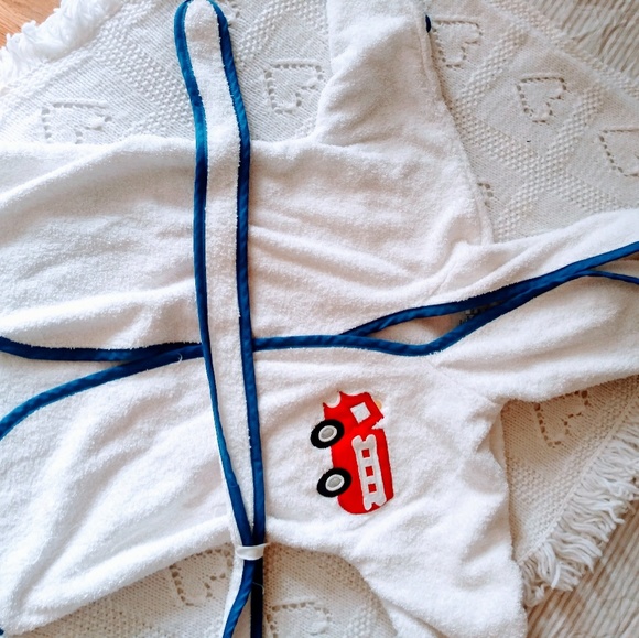 Other - 🌈 BOGO!!🌈 Fire engine white terry cloth robe